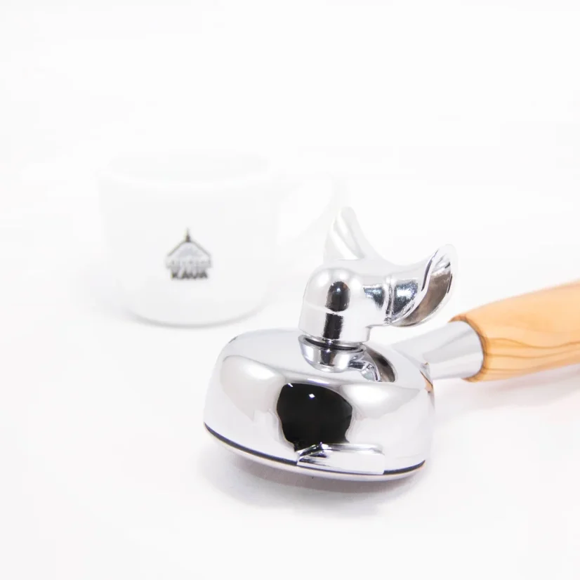 Portafilter Heavy Tamper s dvojitým filtrom o priemere 58 mm, vyrobený z nehrdzavejúcej ocele s drevenou rukoväťou z javora.