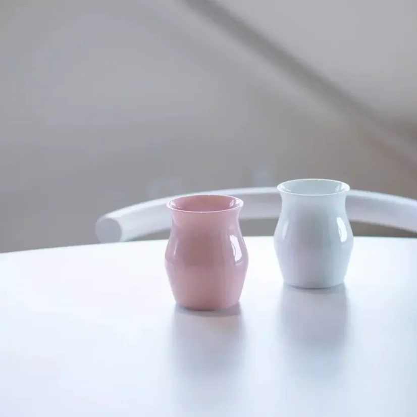 Der weiße Origami Sensory Flavor Cup ist ideal für alle Filterkaffeeliebhaber, die sein elegantes Design schätzen.