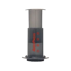 Plastovais AeroPress Aerobie ar melnbaltu fonu