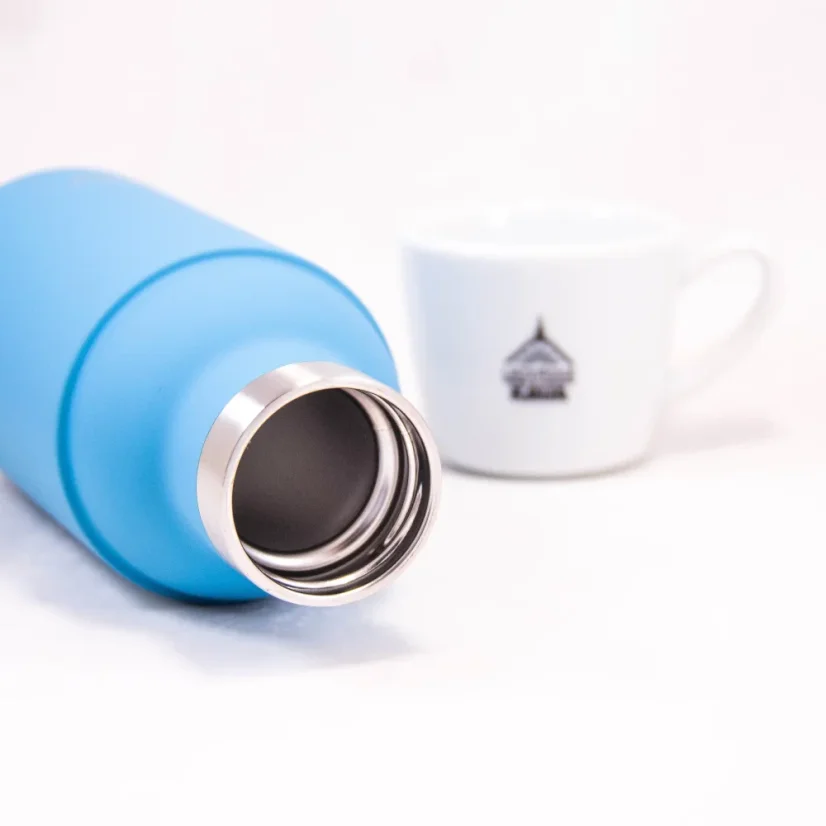 Blue Asobuo Orb Bottle with a capacity of 420 ml, serving as a thermos to maintain beverage temperature.