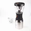 Asobu KB900 Cold Brew neben einer Tasse.