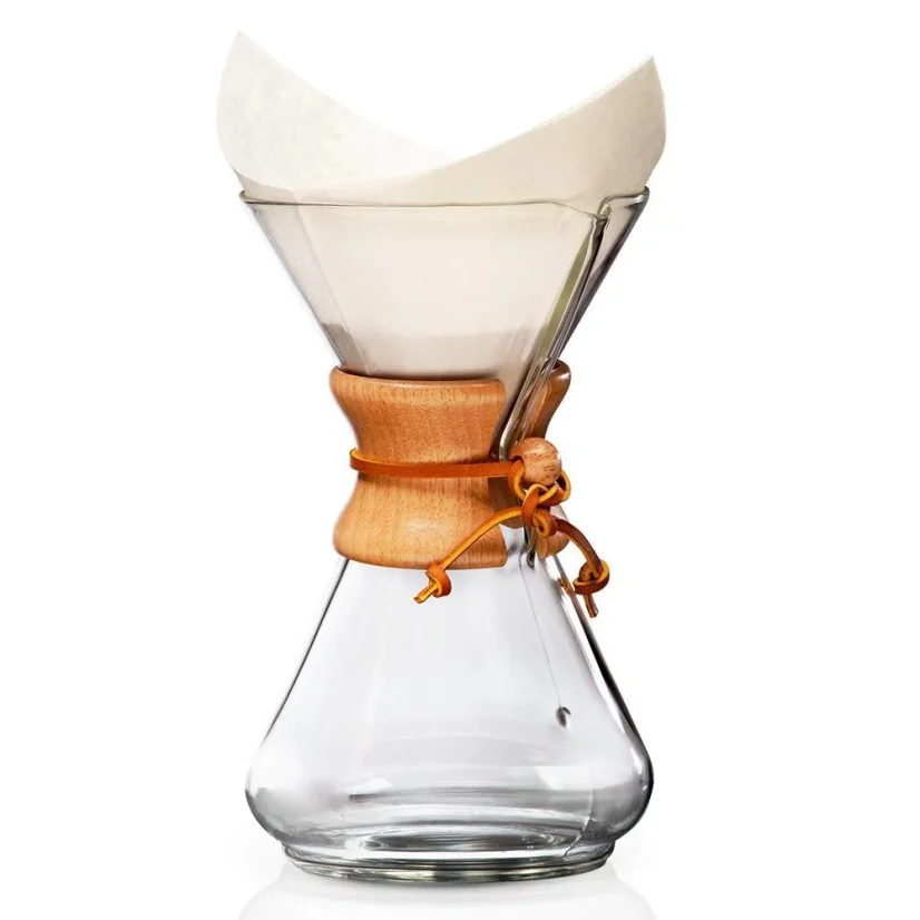 Chemex en verre avec poignée en bois, filtre en papier et lien en cuir.