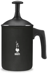 Espumador de leche en acabado negro de Bialetti Tuttocrema con capacidad de 680 ml sobre fondo blanco.