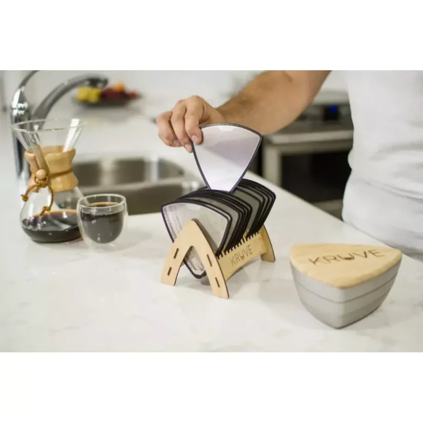 Le Kruve Sifter Base Silver est un appareil à café élégant fabriqué en bois de haute qualité, idéal pour une préparation précise du café.
