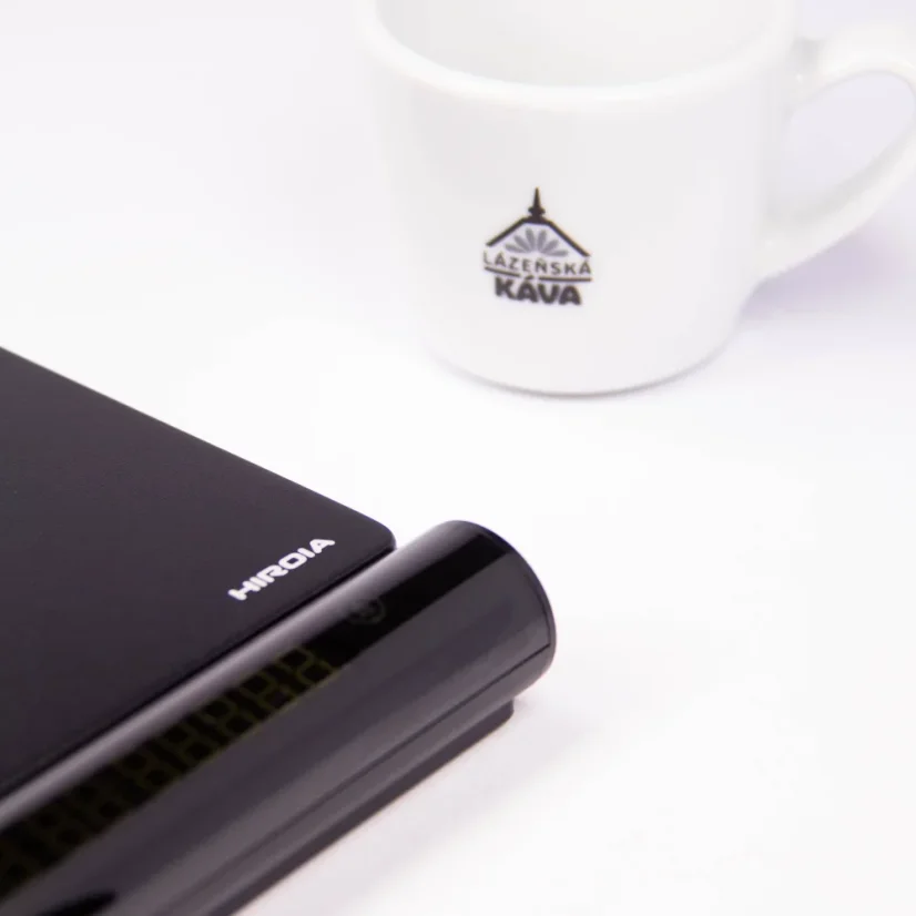 Detail baristycznej wagi Hiroia Jimmy w tle.