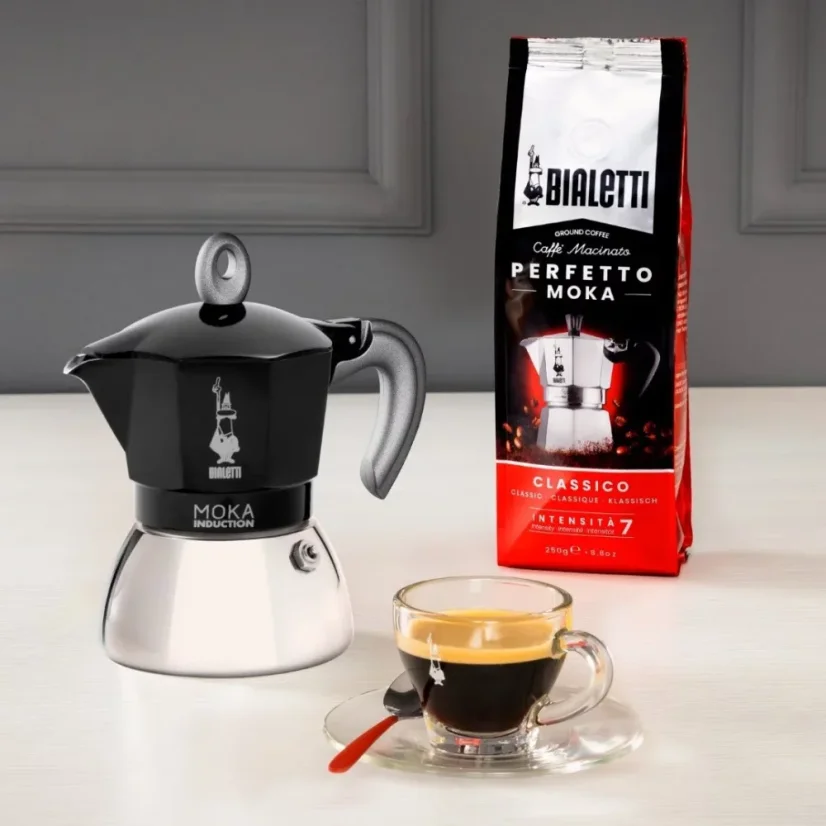 Café servi dans une tasse transparente, préparé dans une cafetière Bialetti New Moka.