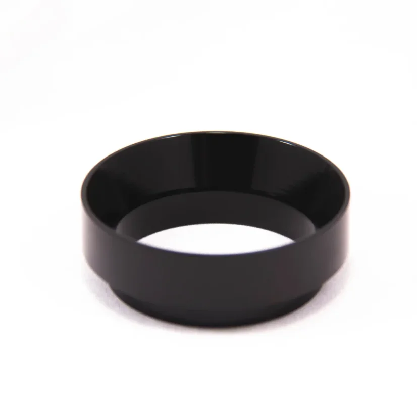 Čierny plniaci lievik 58 mm na bielom pozadí