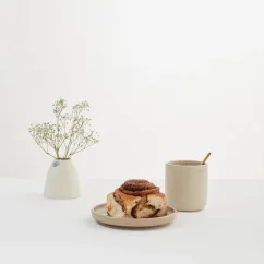 Kubek Aoomi Iris Mug C01 o pojemności 400 ml w kolorze beżowym, idealny do kawy filtrowanej i herbaty.