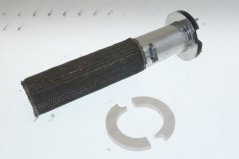 Dampbrenner-Set – eng Metallréier ëmginn vun engem Drotgeflecht mat engem Flansch an engem zousätzleche Sécherheetsring. Dampbrenner-Set – eng Metallréier ëmginn vun engem Drotgeflecht mat engem Flansch an engem zousätzleche Sécherheetsring.