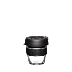 Gläserner Thermo-Becher KeepCup Brew Black XS 177 ml mit schwarzem Deckel und schwarzer Halterung vor weißem Hintergrund