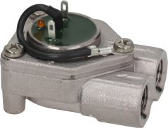 Messingkierper vum Flowmeter mat zwee Gewandstutzen, engem Sensor uewen an engem ugeschlossene schwaarze Kabel. Messingkierper vum Flowmeter mat zwee Gewandstutzen, engem Sensor uewen an engem ugeschlossene schwaarze Kabel.