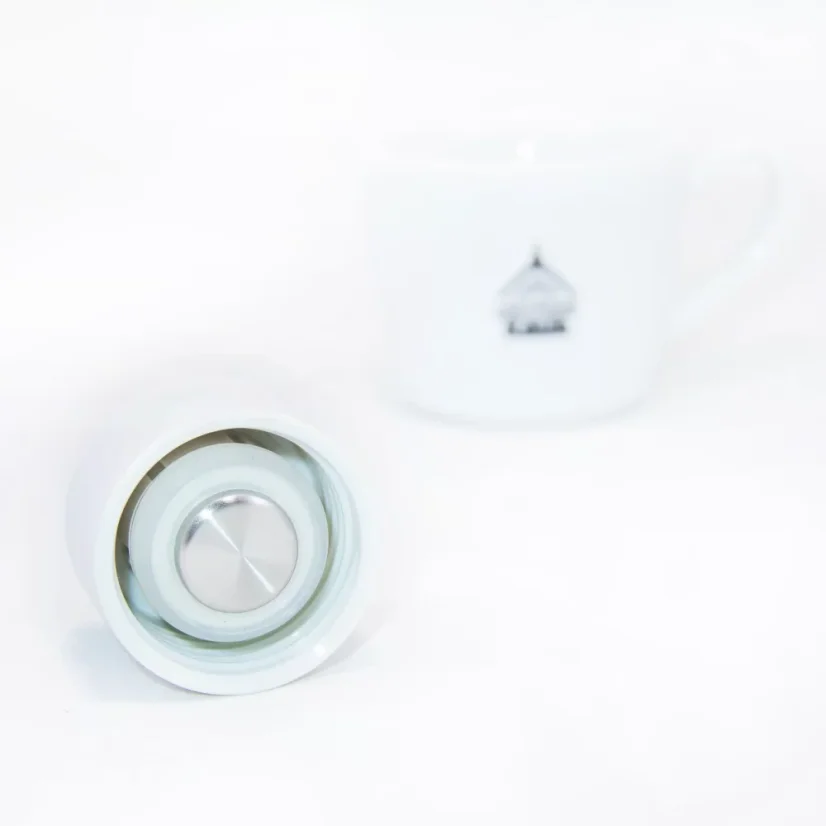 Fehér Asobu Urban Water Bottle utazó termosz 460 ml űrtartalommal, ideális az italok kívánt hőmérsékleten való tartásához.