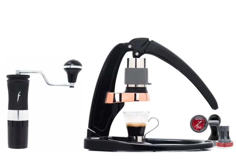 Handmühle für Kaffee in schwarzer Ausführung von Royale Grinder auf weißem Hintergrund, zusammen mit einem Flair Signature, bilden sie ein Set.