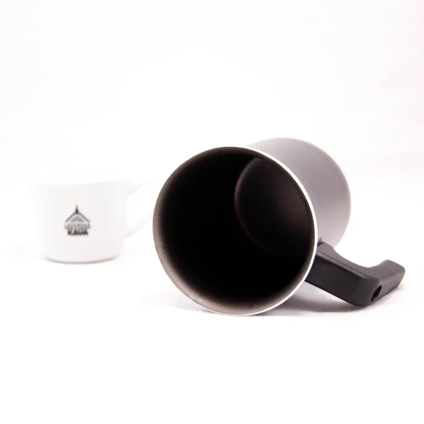 Milchaufschäumer in Schwarz von Bialetti Tuttocrema mit einem Volumen von 166ml auf weißem Hintergrund zusammen mit einer Tasse.