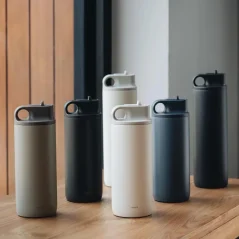 Thermos noir Kinto Active d'un volume de 600 ml, qui maintiendra votre boisson chaude ou froide pendant longtemps.