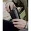 Termohrnček KeepCup Helix Thermal BLACK s objemom 454 ml je vybavený dvojitou izoláciou, ktorá udržuje nápoje dlhšie teplé. Ideálna voľba pre milovníkov kávy na cestách.