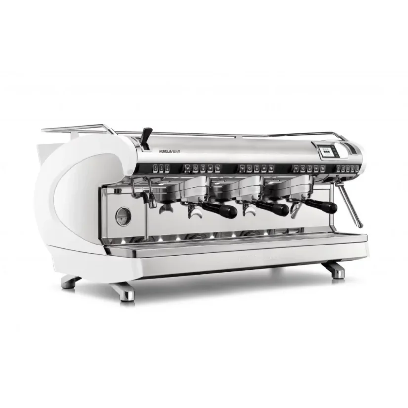 Biely profesionálny pákový kávovar Nuova Simonelli Aurelia Wave 3GR s displejom pre ľahké ovládanie.
