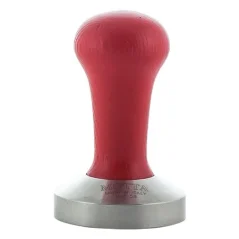 Tamper manuel en acier inoxydable de 57 mm avec une prise rouge.
