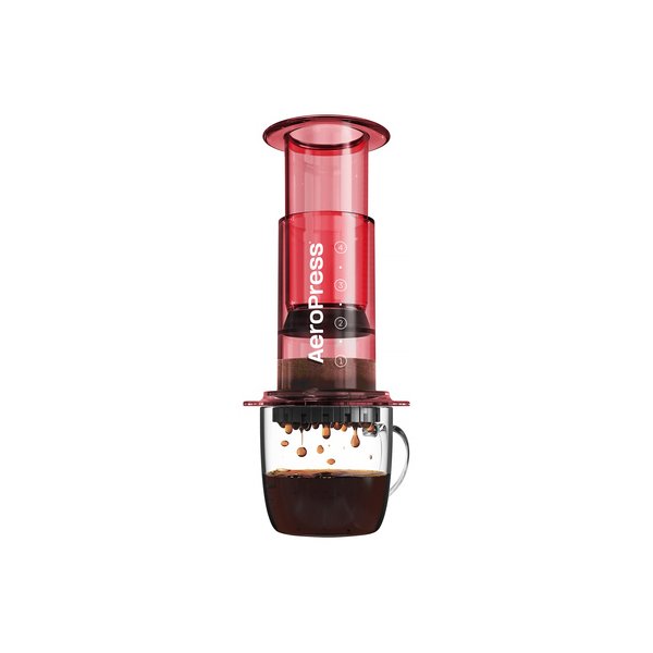 La pressa per caffè Aeropress ha un bellissimo design rosso puro.