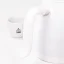 Gros plan sur la poignée pour une manipulation confortable de la bouilloire Brewista avec une tasse arborant un logo en arrière-plan. Gros plan sur la poignée pour une manipulation confortable de la bouilloire Brewista avec une tasse arborant un logo en arrière-plan.