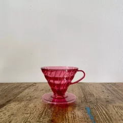 Rozā plastmasas filtrs Hario V60-02, lai pagatavotu 2-4 kafijas tasītes.