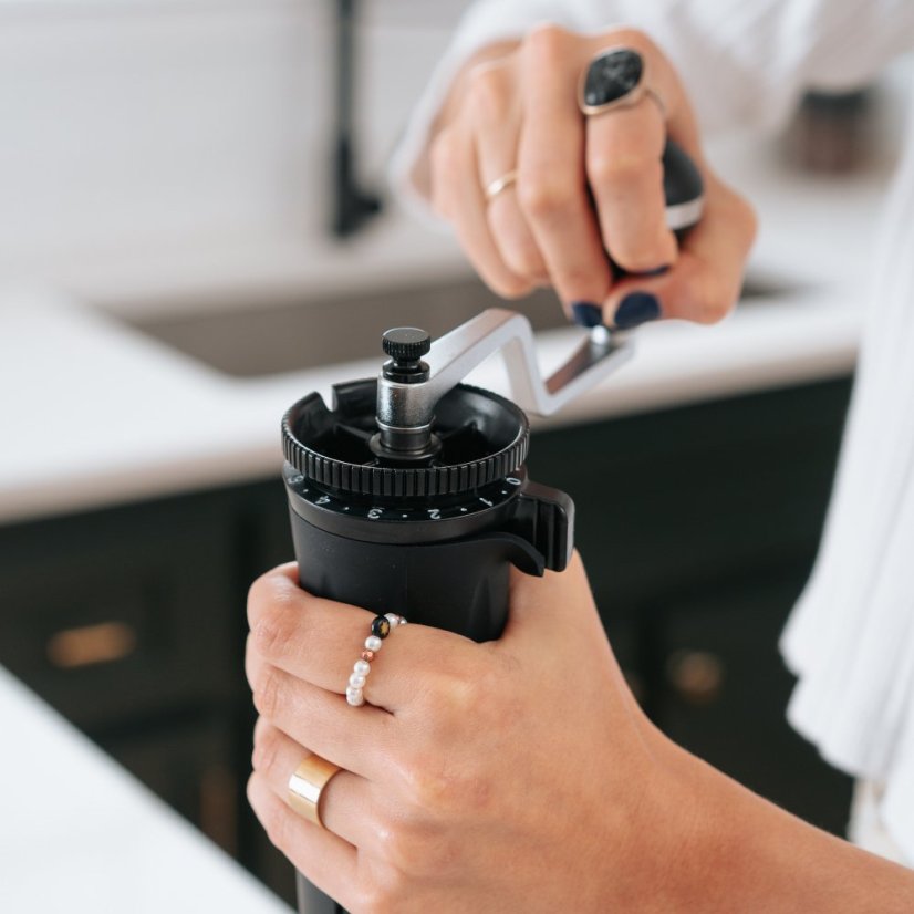 Cestovný ručný mlynček na kávu čiernej farby značky Flair Royal Grinder.