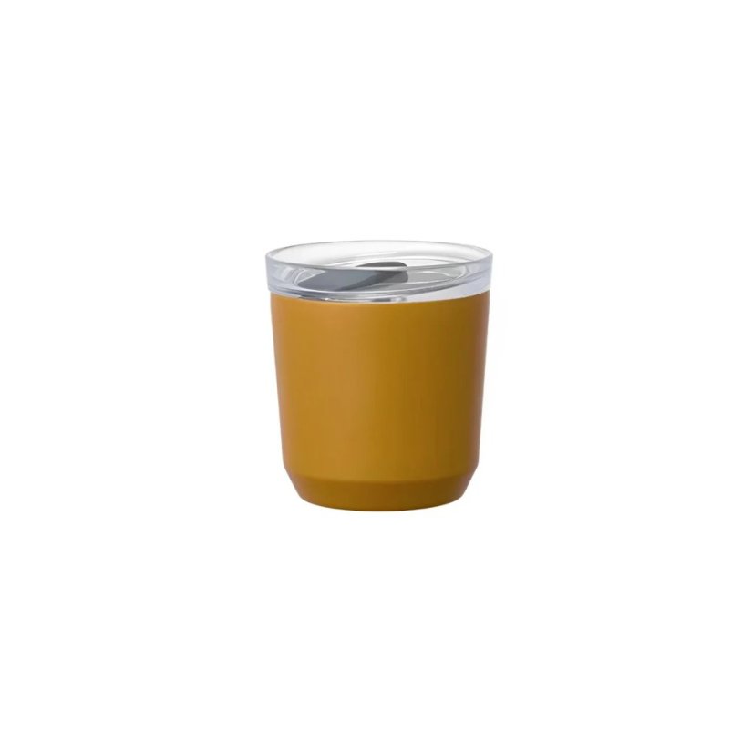 Žltý termohrnček Kinto To Go Tumbler s objemom 240 ml.