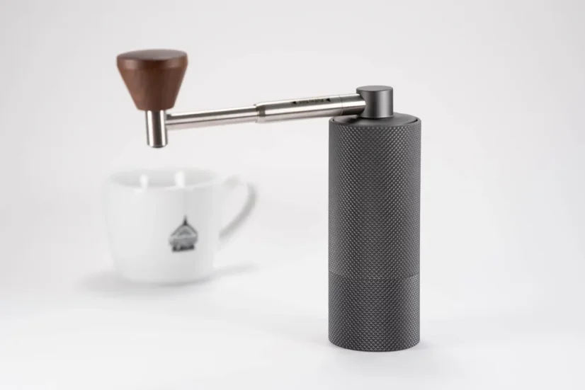 Timemore Nano Grinder mit Tasse Kaffee