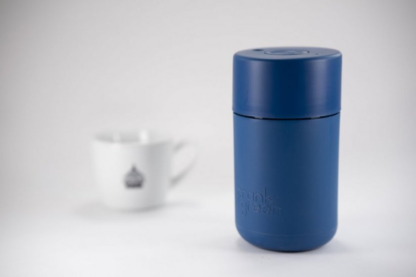 Műanyag termosz kávéhoz és teához Frank Green és a háttérben egy csésze a Spa Coffee logójával