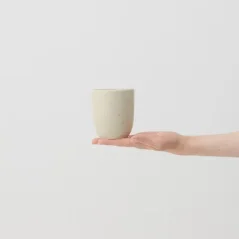 Becher Aoomi Iris Mug A02 mit einem Volumen von 330 ml aus hochwertigem Steingut, ideal für Liebhaber von Tee und Filterkaffee.