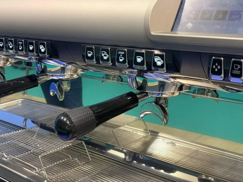 Profesionálny pákový kávovar Nuova Simonelli Aurelia Wave UX 3GR, ideálny pre espresso bary, s tromi skupinami pre rýchlu a efektívnu prípravu kávy.