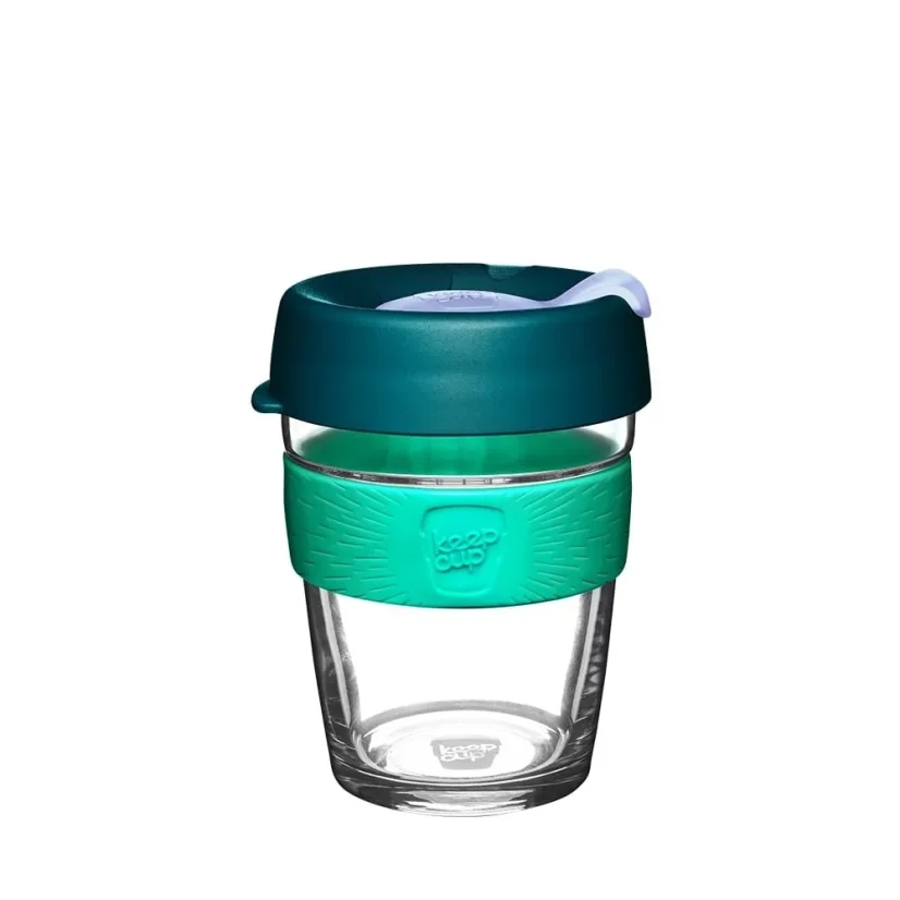 Plastische KeepCup Thermosbecher mit einem Volumen von 340 ml und einem blauen Deckel auf weißem Hintergrund.