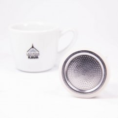 Taza de café con el logotipo de Spa Coffee junto al colador de repuesto con junta para la cafetera moka Bialetti.