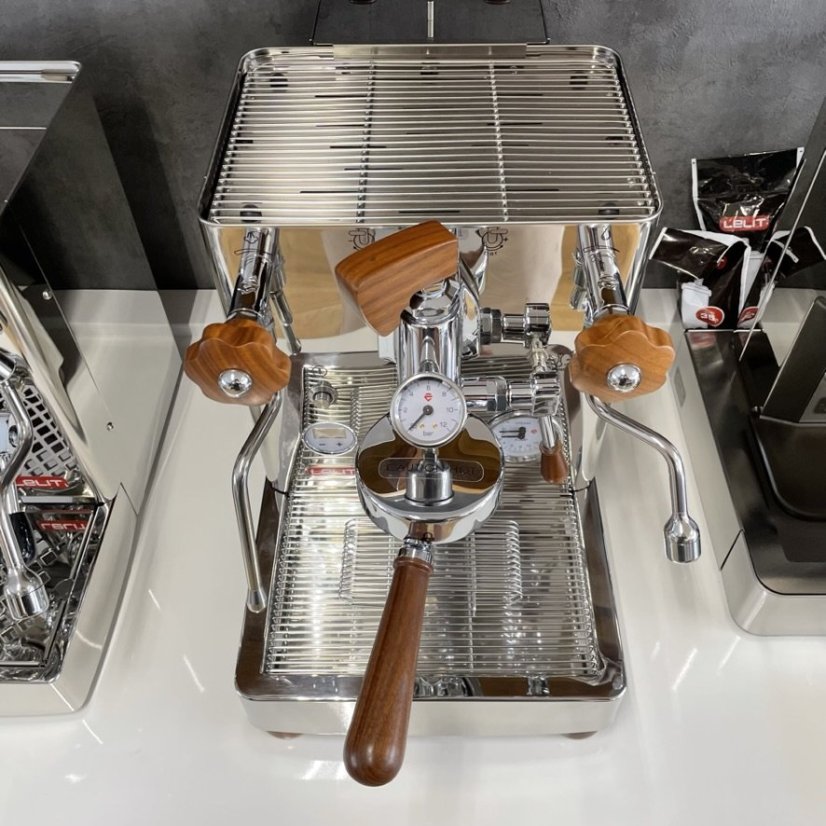 Espresso kávovar Lelit Bianca PL162T s drevenými prvkami pre elegantný vzhľad.