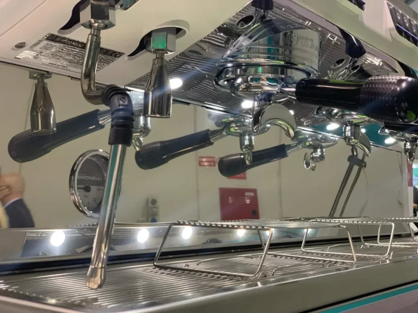 Profesionálny pákový kávovar Nuova Simonelli Appia Life XT 3GR V v červenej farbe, navrhnutý pre napätie 380V.