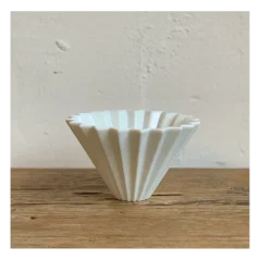 Le dripper Origami M en couleur blanche a une capacité de 1000 ml, idéal pour préparer un délicieux café.