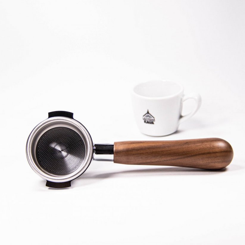 Portafilter meztelen 58 mm-es, fa fogantyúval diófa és kávéscsésze a Spa Coffee logójával.