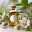 L'huile infusée BIO de mauve est 100 % naturelle, idéale pour une utilisation estivale.