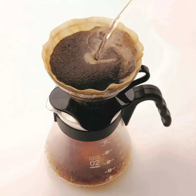 A Hario V60-03 dripper egy elegáns fekete üvegfilterező, amely ideális aromás kávé készítéséhez.