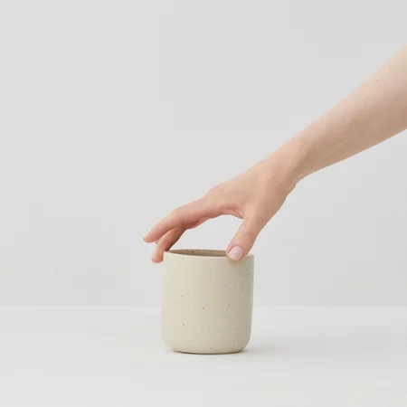 Mug Aoomi Iris Mug C01 en couleur beige avec une capacité de 400 ml, idéal pour le café filtré et le thé.