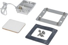 Metallene Sockel mat der Glühbir G4 an enger Blechschachtel mat engem erausgefouerte Steckverbinderkabel