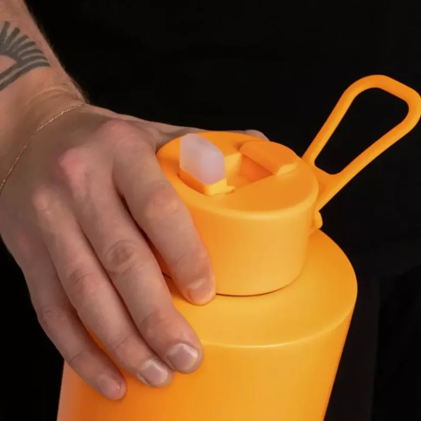Termohrnček v neonovej oranžovej farbe s objemom 1000 ml je ideálny na použitie v kočíku, čo z neho robí skvelého pomocníka na cestách.