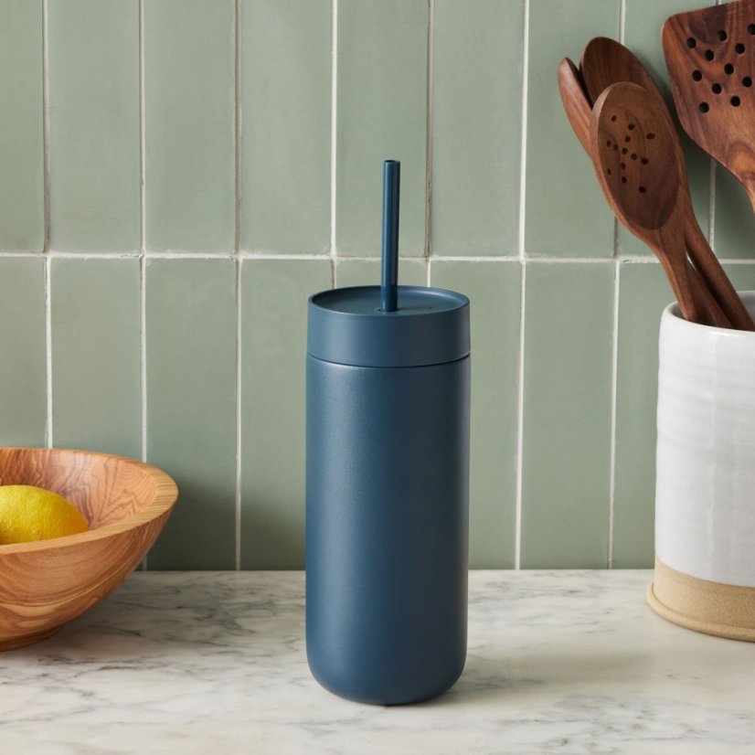 Gobelet isotherme avec paille pour boissons froides en couleur bleue.