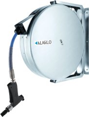 Inox-Wandschlauchopwéckler (Automatesch, MAXIReel M10) mat engem gelochten Deckel, engem bloe Schlauch an enger schwaarzer Pistoul um Enn. Inox-Wandschlauchopwéckler (Automatesch, MAXIReel M10) mat engem gelochten Deckel, engem bloe Schlauch an enger schwaarzer Pistoul um Enn.