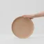 Oranžový veľký tanier Aoomi Sand Large Plate, ideálny na servírovanie.