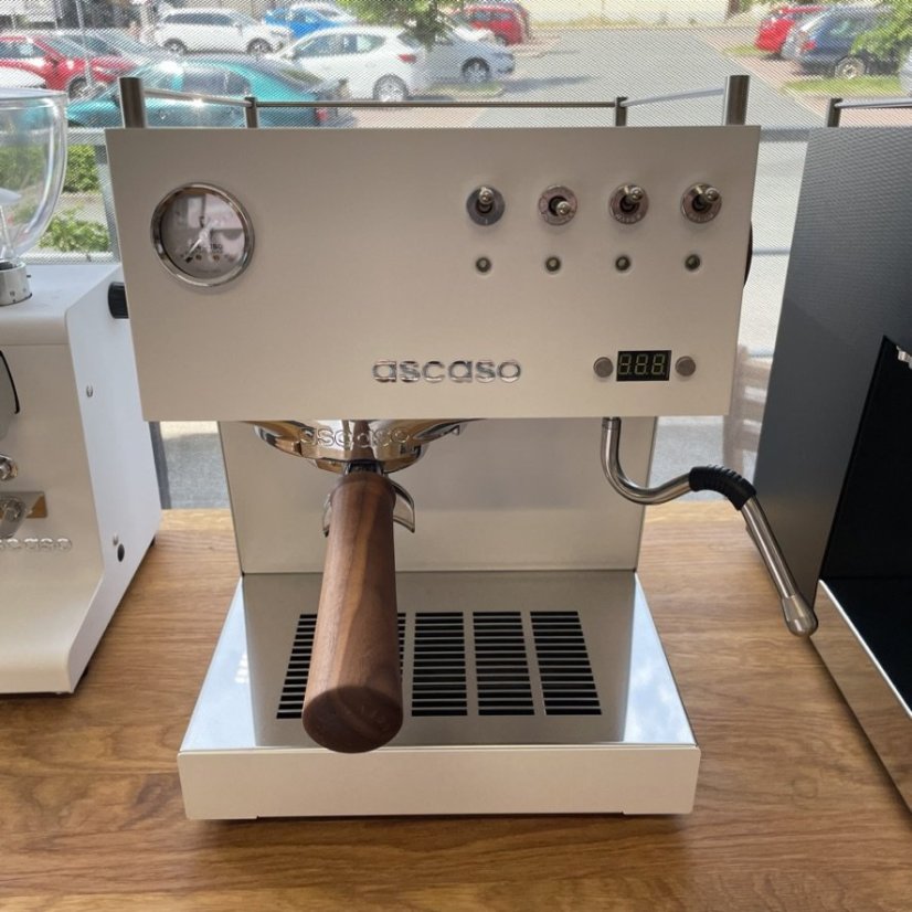 Ascaso Steel UNO PID coffee machine in stylish white with wooden elements, capable of preparing two cups of coffee simultaneously.