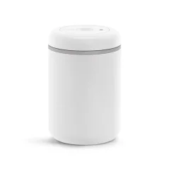 Biała próżniowa pojemnik na kawę Fellow Atmos o pojemności 450 gramów i objętości 1200 ml, utrzymuje kawę świeżą dzięki swojemu systemowi próżniowemu. Biała próżniowa pojemnik na kawę Fellow Atmos o pojemności 450 gramów i objętości 1200 ml, utrzymuje kawę świeżą dzięki swojemu systemowi próżniowemu.