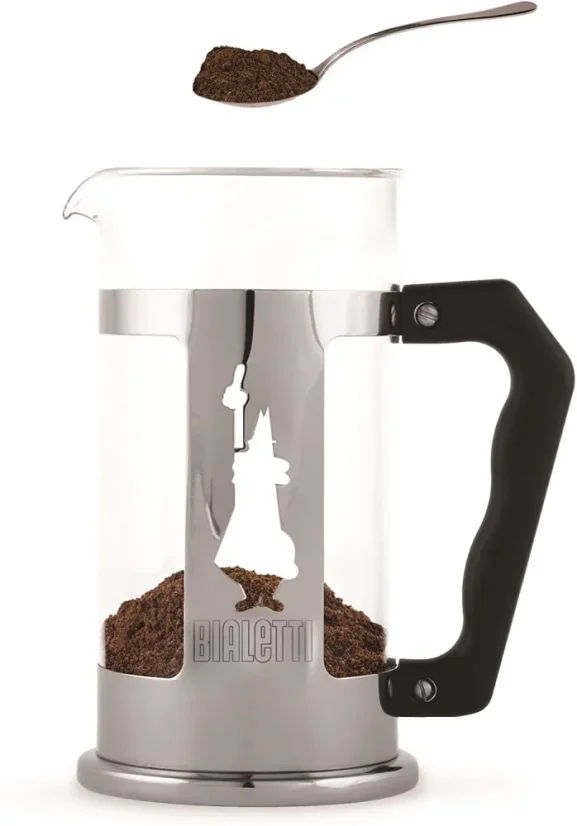 Der erste Schritt bei der Zubereitung von Kaffee in einem Bialetti French Press, nämlich das Einfüllen des richtig gemahlenen Kaffees.