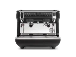 Profesionálny pákový kávovar Nuova Simonelli Appia Life Compact 2GR vo štýlovej čiernej farbe s možnosťou vloženia vlastného receptu na kávu.