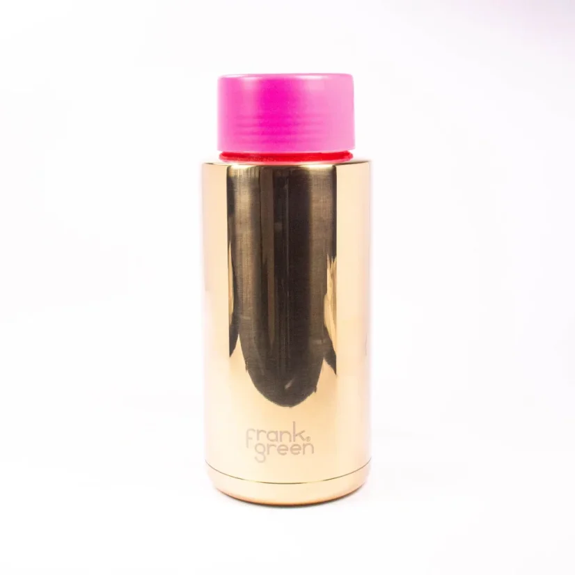 Frank Green thermal mug with a capacity of 1000 ml, featuring a drinking spout, a golden body, and a pink lid.